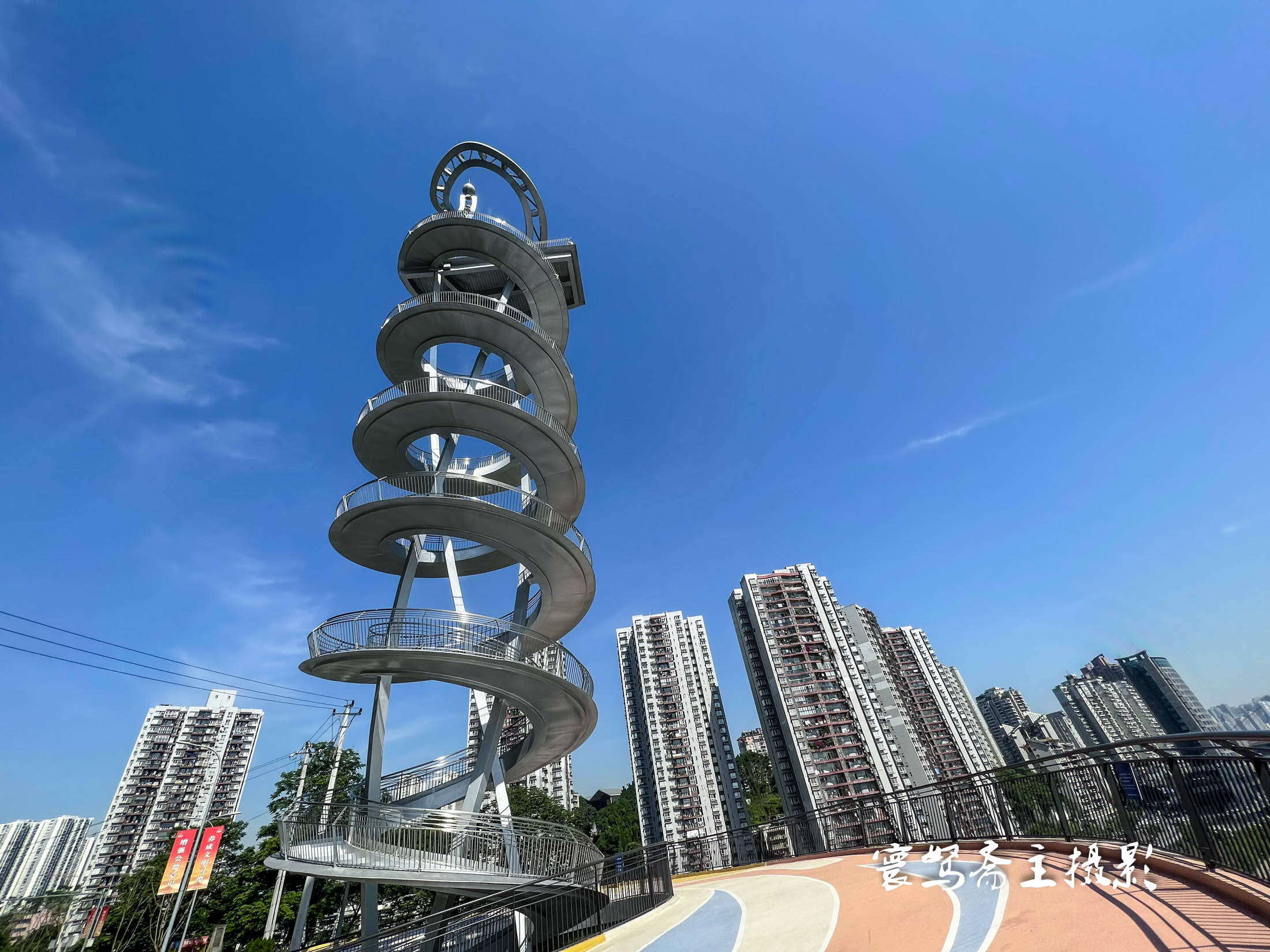 原创寻找重庆绿皮火车的拍摄点之二九龙坡长江灯塔下江边的火车每天有