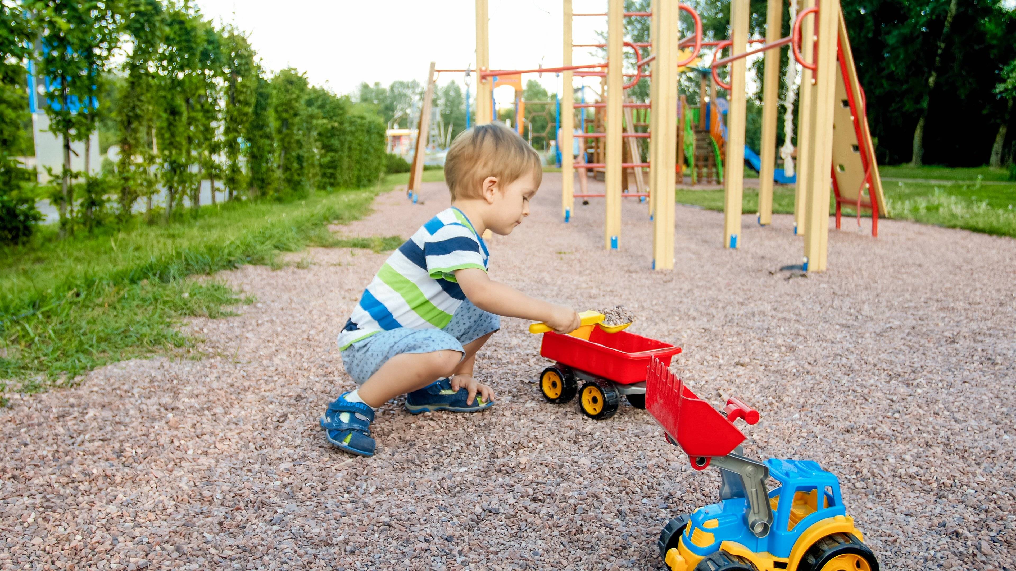 扭扭车会影响孩子骨骼发育？还能给娃玩吗？