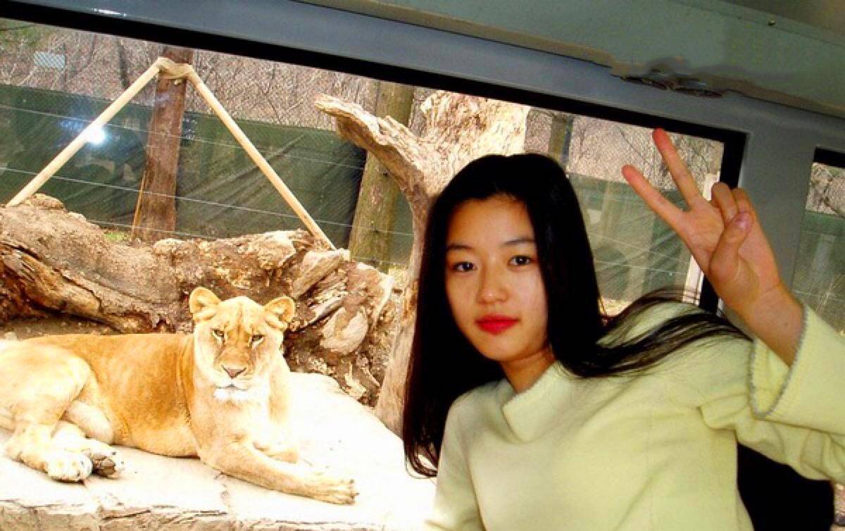 高中时期的全智贤,无论是个头还是样貌,全都是顶尖的.