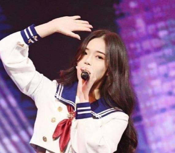 snh48成员刘丽千出镜时吐血,没人愿意逞强,她只是没有伞的孩子