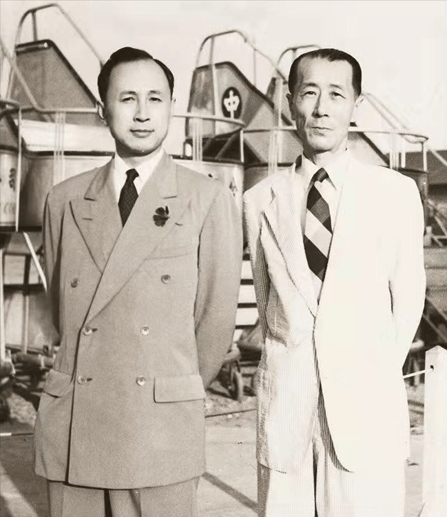 1947年9月27日,钱学森和王助在上海龙华机场合影1929年7月,钱学森从北