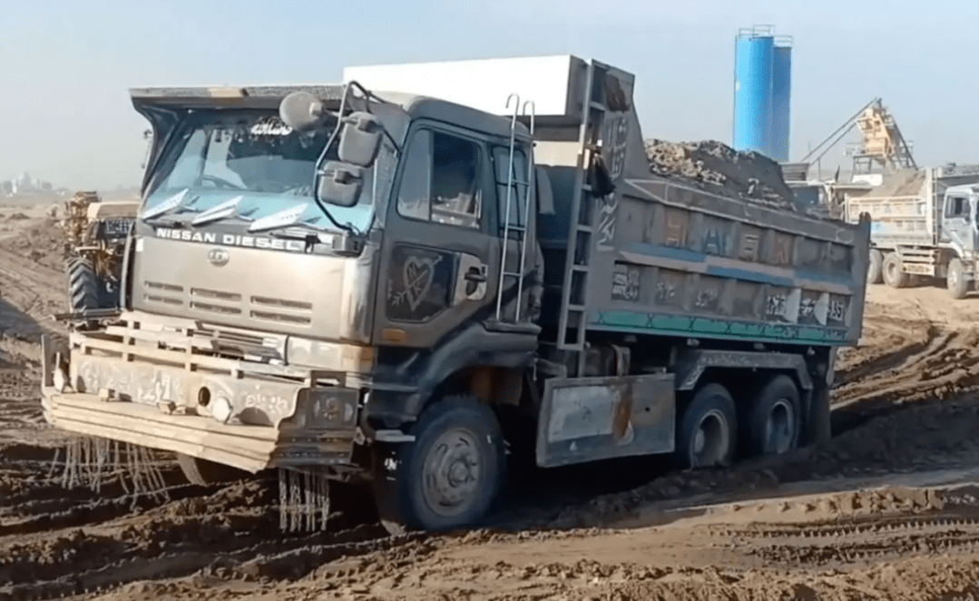 原创壮观巴基斯坦定制卡车1000升大油箱印度网友说浪费钱