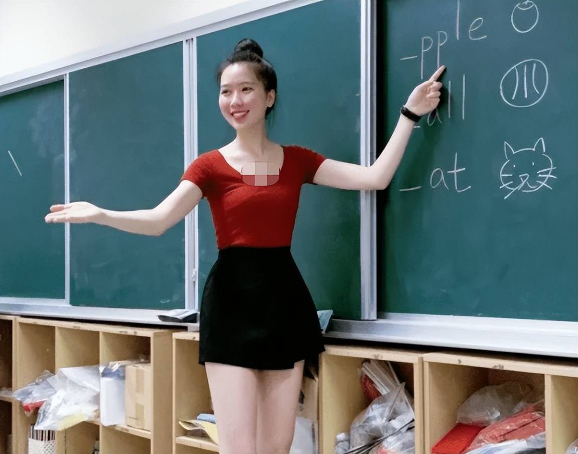 前段时间,一位怀孕女教师因上课时坐在讲台上给学生讲课,正好被巡查的