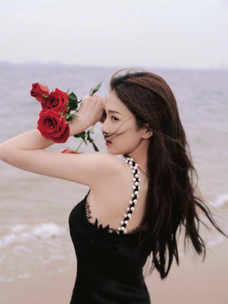白鹿晒海边氛围大片，黑吊带配红玫瑰，鲜花美人视线难移