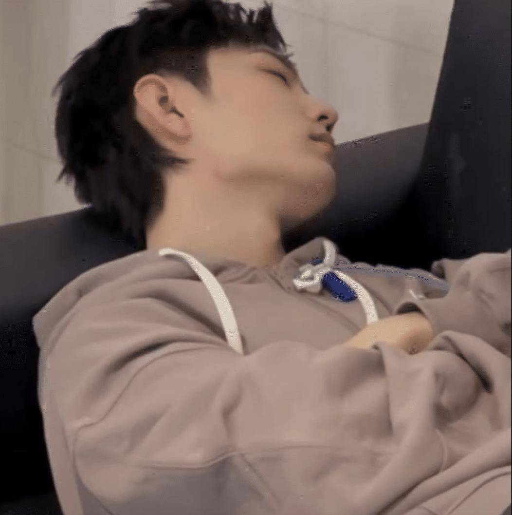 原创肖战睡觉曝光平坦腹部工作人员2句话表白戳中粉丝心声看哭了