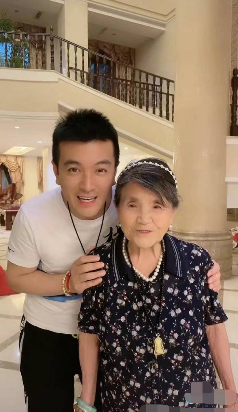 原创杨子别墅内景曝光奢华宽敞客厅装立柱被调侃似五星级酒店大堂