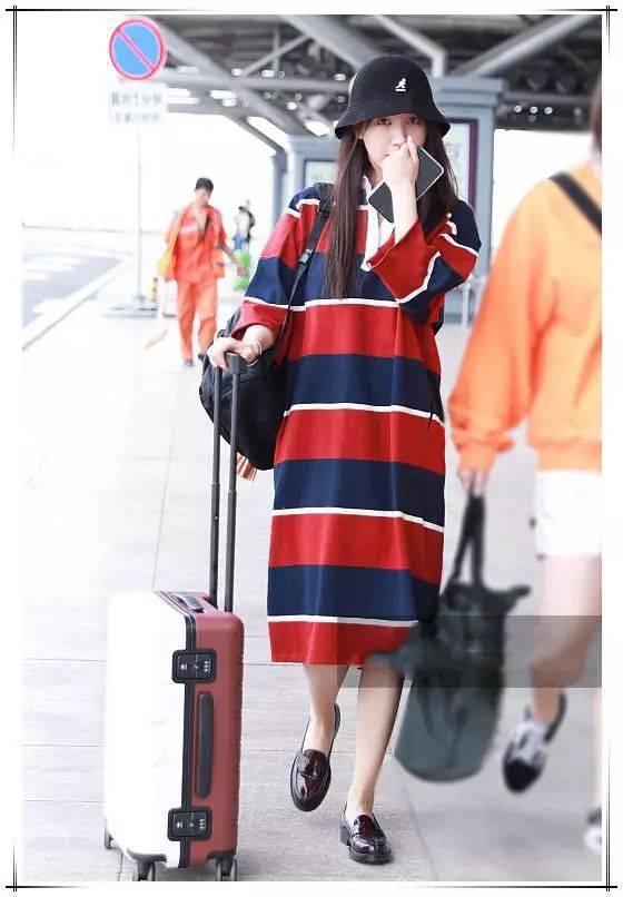 李菲儿穿超大"水桶裙"走机场,本想低调玩休闲,可惜实力不允许_的设计