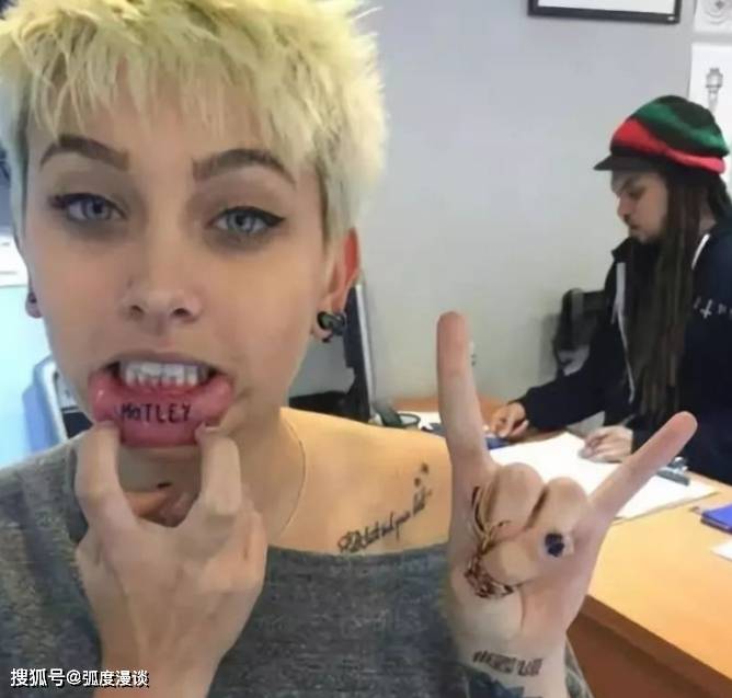 低调新潮流张嘴才看的见口腔内刺青比唇内刺青更难一眼看见