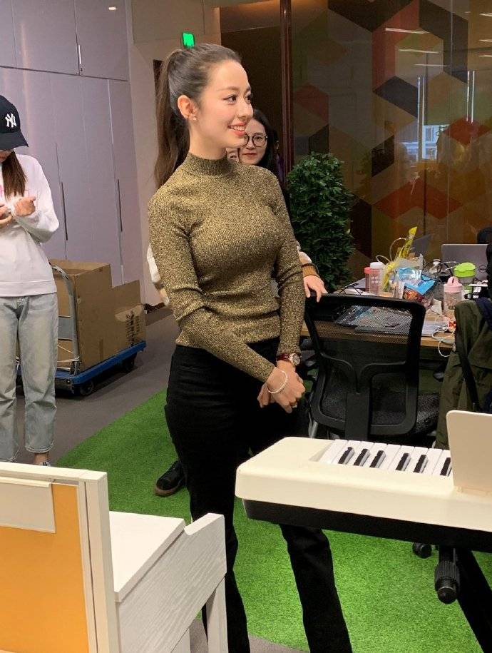 原创有一种绝美叫穿修身衣的吉娜惊艳腰胸比不输超模一般人扛不住