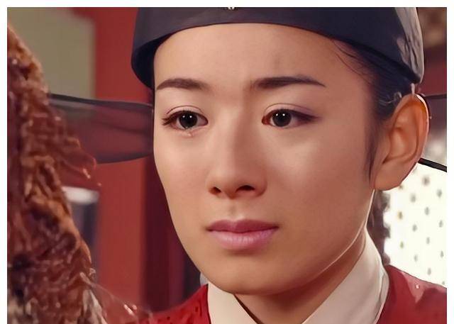 一双大眼睛如星般闪耀,一张俏脸蛋如月般皎洁,身材修长,仪态优美,实在