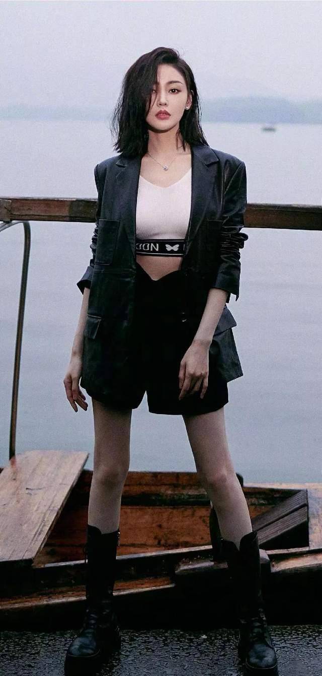 性感女神直角肩大长腿惹人羡慕人缘爆棚网友颜值担当
