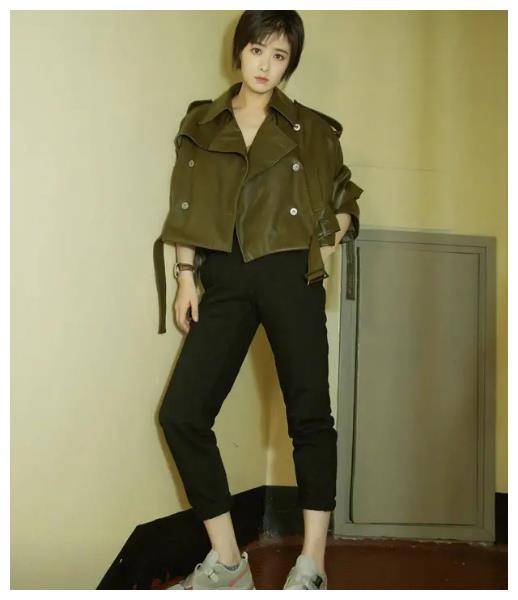 蒋欣太自信了这么紧身的印花连衣裙也敢穿身材丰满太惊艳