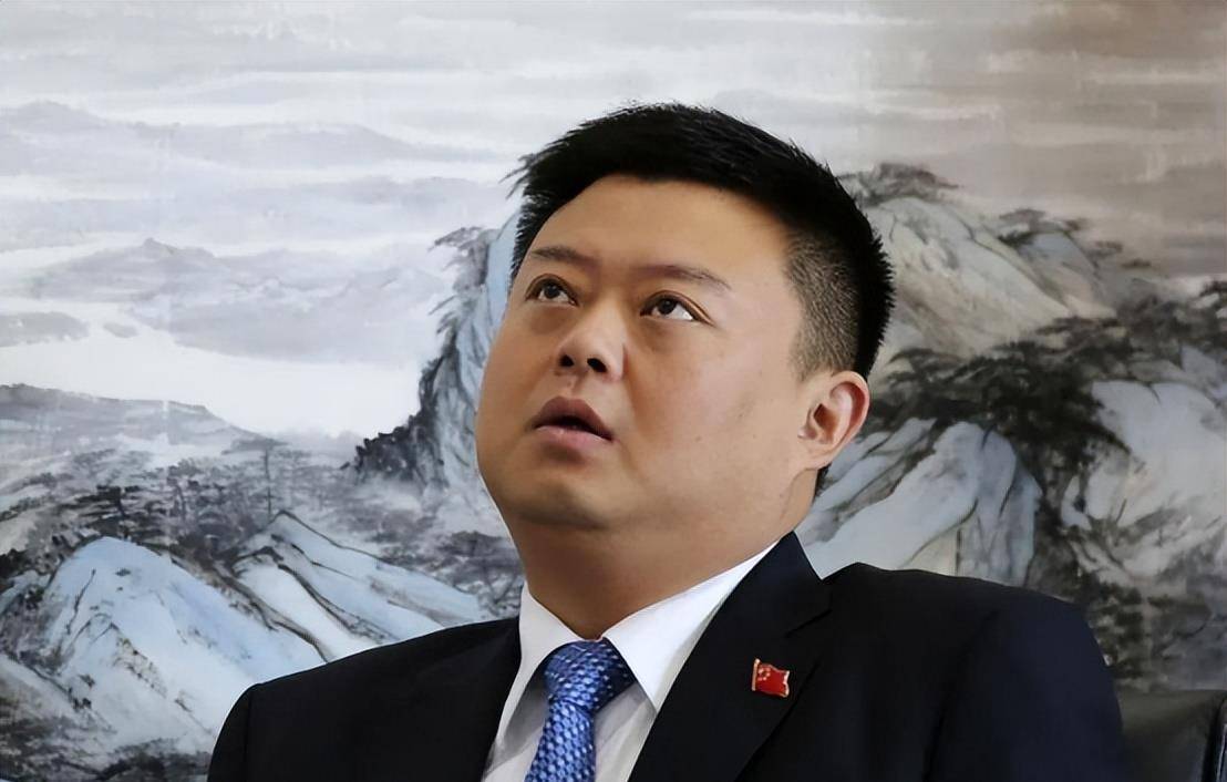 让大批股民受到很大的损失,这个人就是信威集团的王靖