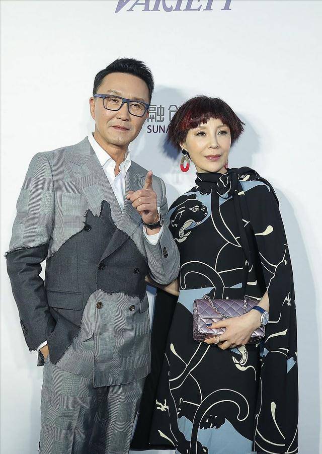 58岁吴刚和岳秀清站一起真般配两人穿搭时尚前卫幸福感爆棚