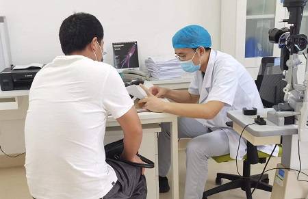 眼睛突然看不见 男子居然还想着睡一觉后再说 李海波医生这样讲 视网膜 先生 厦门眼科中心