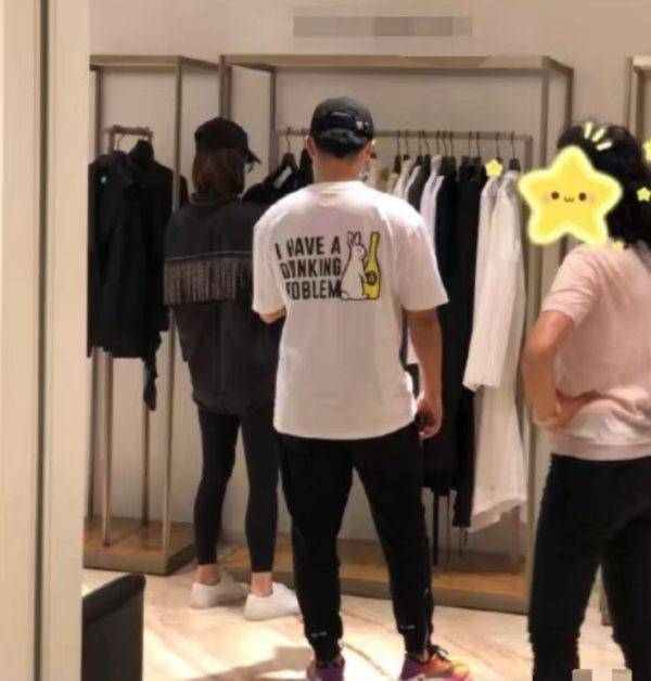 出席剪彩仪式郑凯全程不离苗苗，是不是很甜蜜？