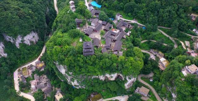 贵州的一座大山,坐落在一座远离尘世的悬崖峭壁上,风景秀丽_历史_吴家