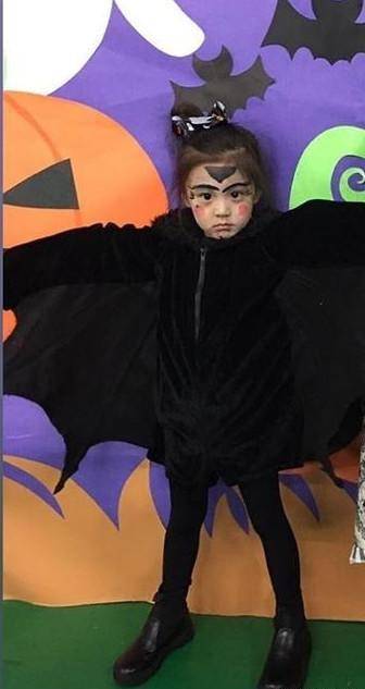 造型和妆容取胜的咘咘,不仅让大人们侧目,就连同年