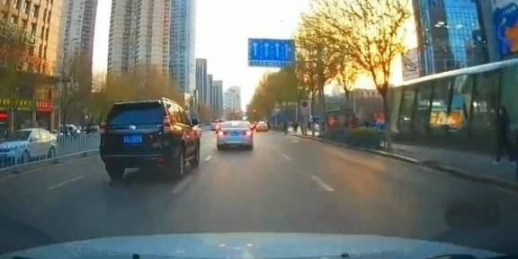 沈阳一丰田霸道与宝马开斗气车，霸道司机怒撞宝马，宝马车主怂了