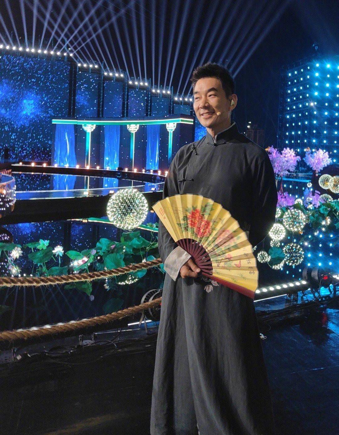 原创55岁任贤齐近况曝光身穿长衫显文人气质老歌新唱依然那么动听