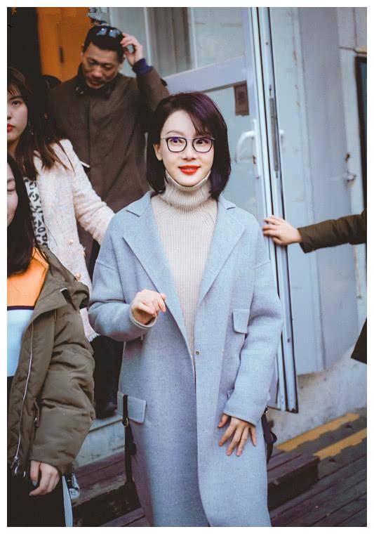 原创陈数戴上眼镜后斯文了很多外穿蓝色呢大衣清爽显年轻