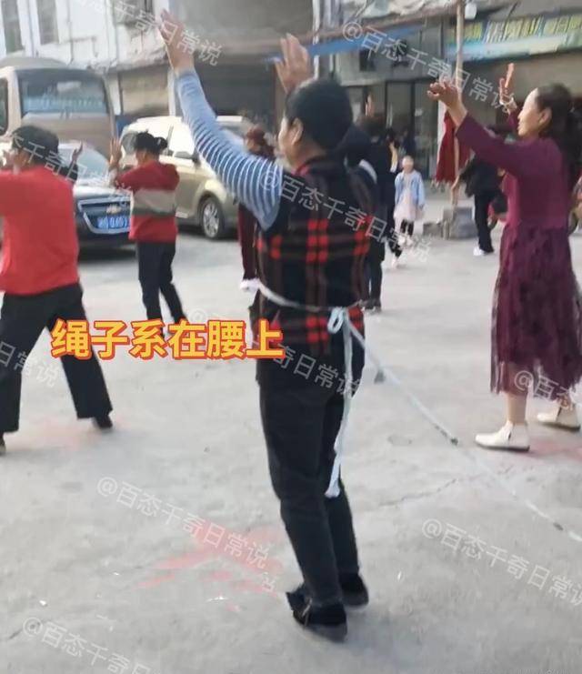 湖南：外婆为跳广场舞，用绳子把娃牵在腰上，网友：比打麻将的强
