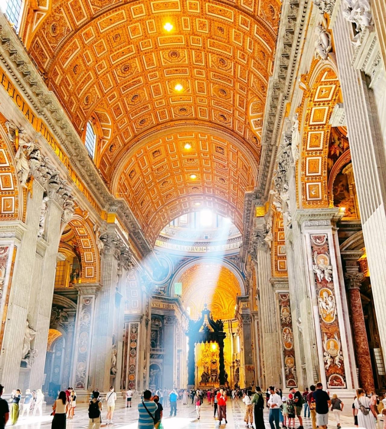 【携程攻略】梵蒂冈圣彼得大教堂景点,四面与意大利为邻的梵蒂冈国家中最辉煌的建筑，天主教会举行最隆重仪…