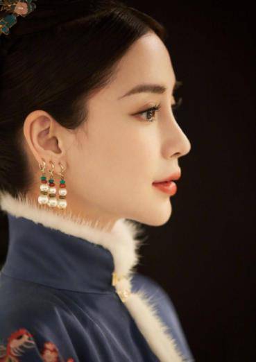 是正儿八经的骨像好看,线条流畅,五官比例绝佳,微微鼓起的额头和高挺