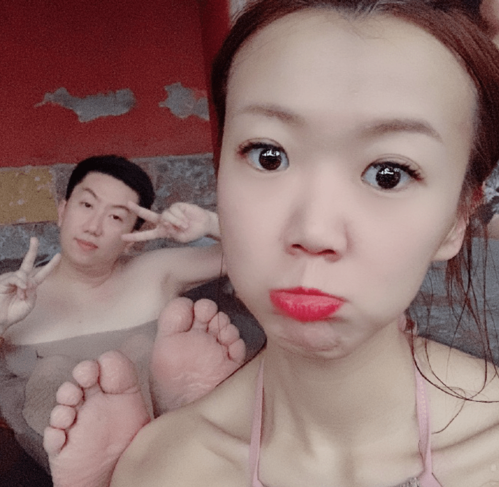 原创韦神为蜜蜂仔拍写真ququ脚踩佳慧喝交杯酒网友差距真大