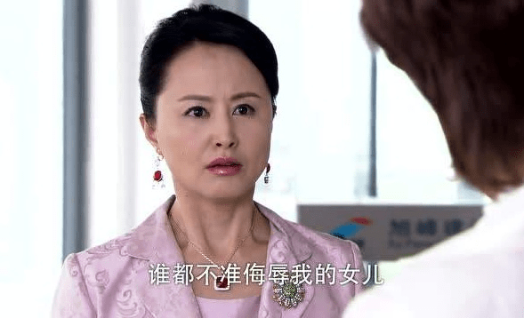 俗话说"上梁不正下梁歪",洪世贤的渣并不是毫无缘由的,因为他的妈妈