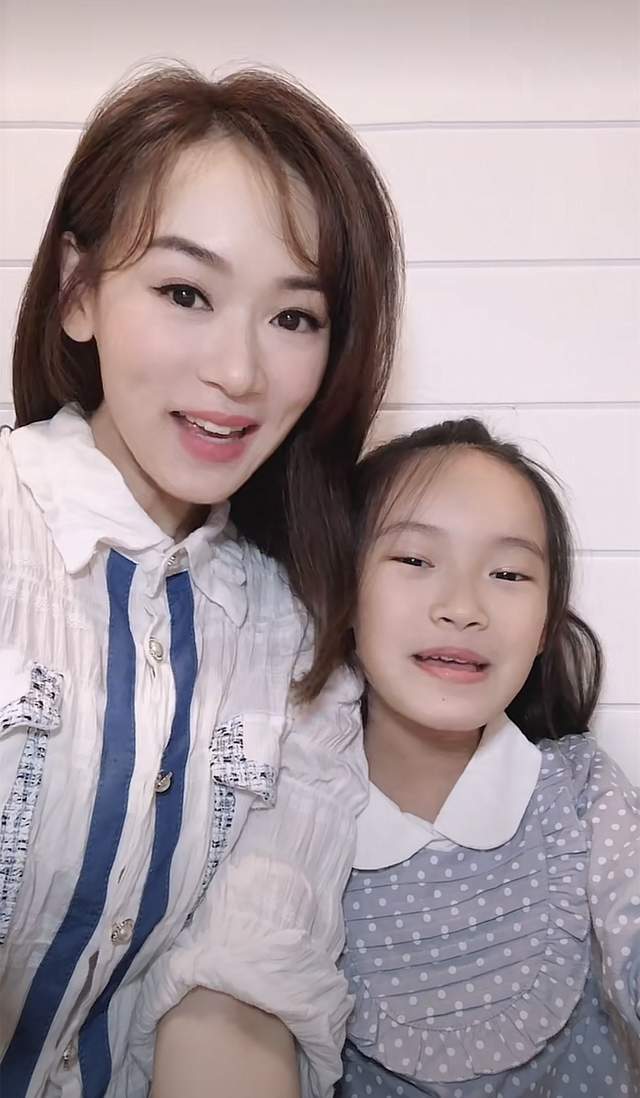 原创港姐杨思琦定居广州开粉丝见面会穿短裙登台一排保安负责守护