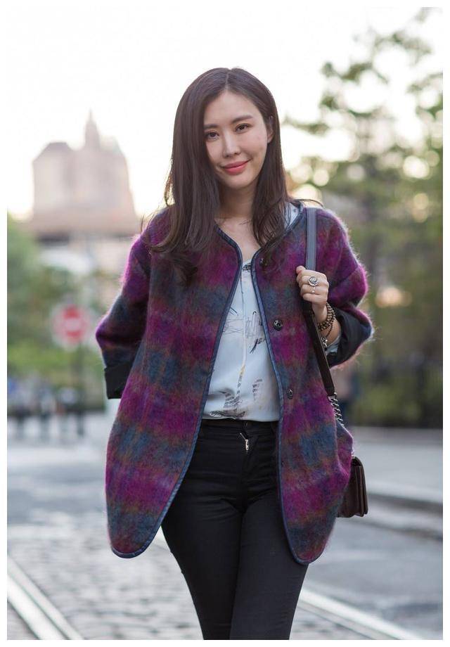 田朴珺一改贵妇风,穿衬衫百褶裙走日系少女风,39嫩成19岁大学生_黑色