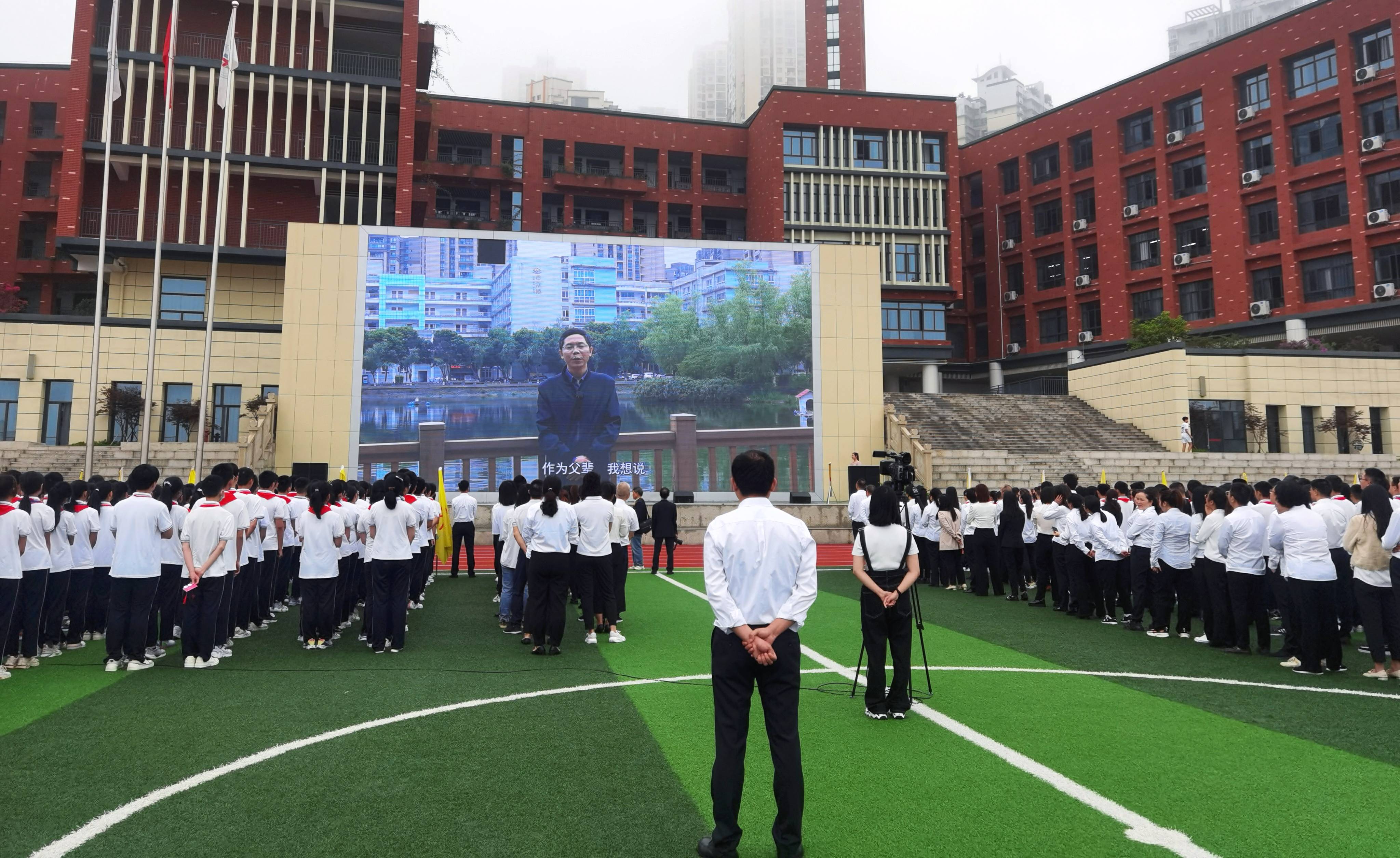 迈进青春门踏上新征程涪陵十四中举行2022年十四岁青春礼活动