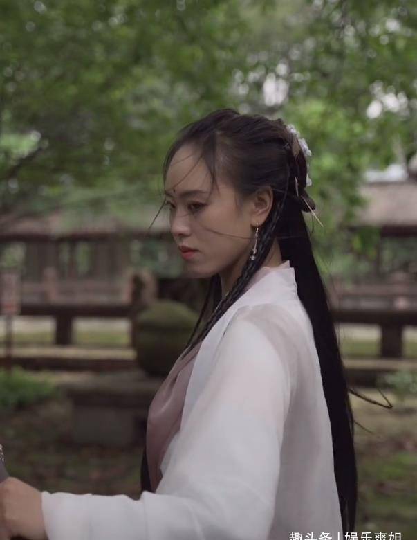 比高圆圆更女侠周芷若被她演活峨嵋女侠凌云凭什么爆红网络