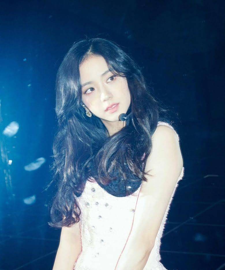 原创blackpink成员金智秀发布在她的个人社交上的自拍图