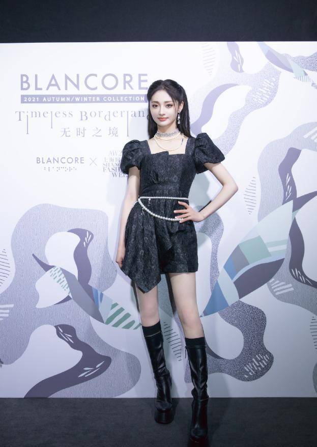 周洁琼这腿型真实存在弧度弯曲如月牙比直线腿更撩人