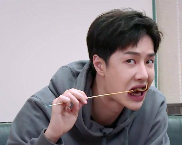 三大冻龄女神齐夸王一博吃饭秀气,与事实不符,果然帅哥就是吃香_钱枫