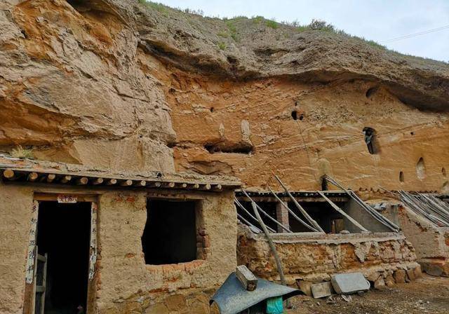 甘肃有一个神秘的村庄，隐藏在山崖下，银行和弹药库却无人居住