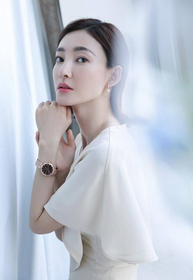 王丽坤真会穿穿白色连衣裙优雅大方波波头发型减龄显脸小