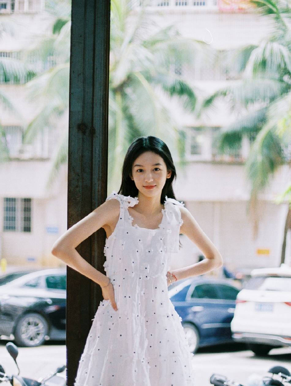 周也晒夏日胶片写真 穿白色吊带裙清新甜美显气质