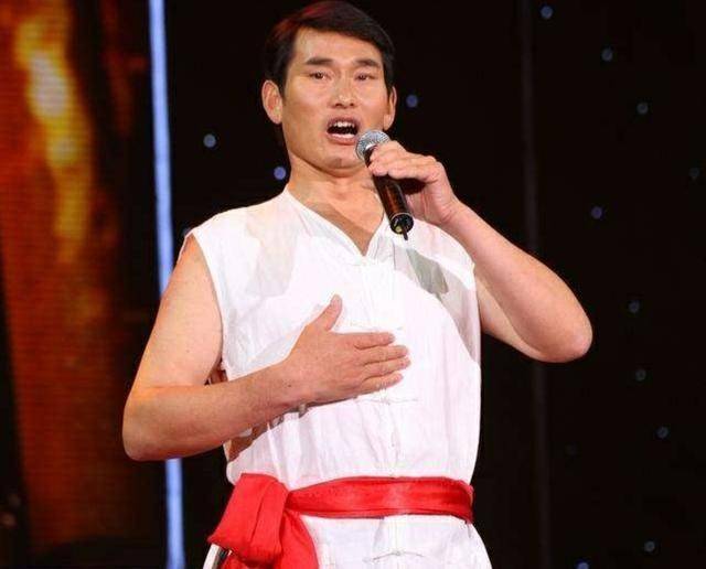 尽管都是走红于《星光大道》,刘大成选择深耕歌唱事业,而大衣哥则乐意