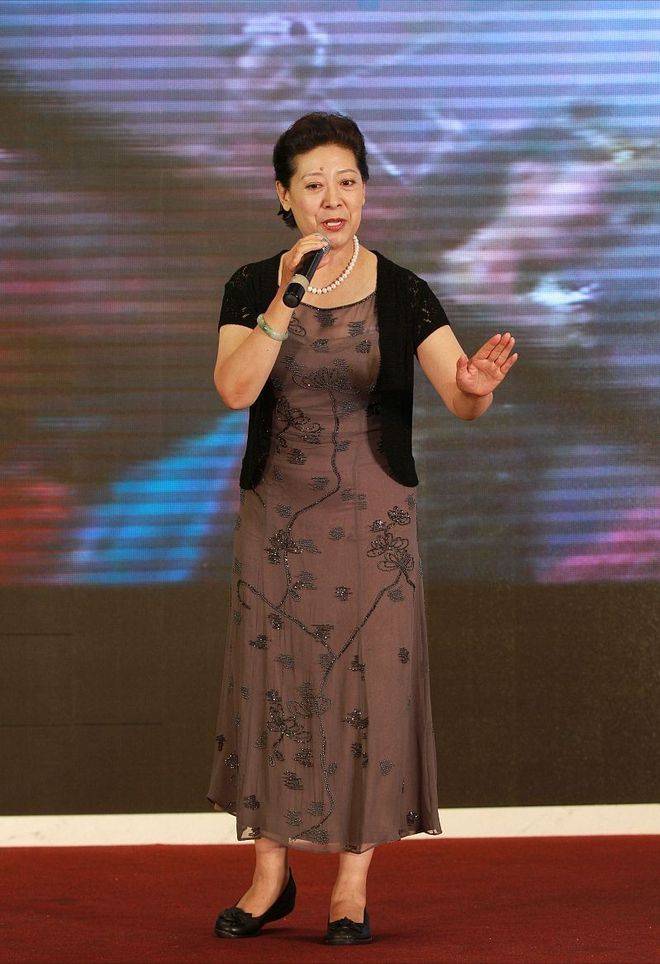 关牧村年龄大了但气质一点没老裙装配开衫优雅大气挺耐看的