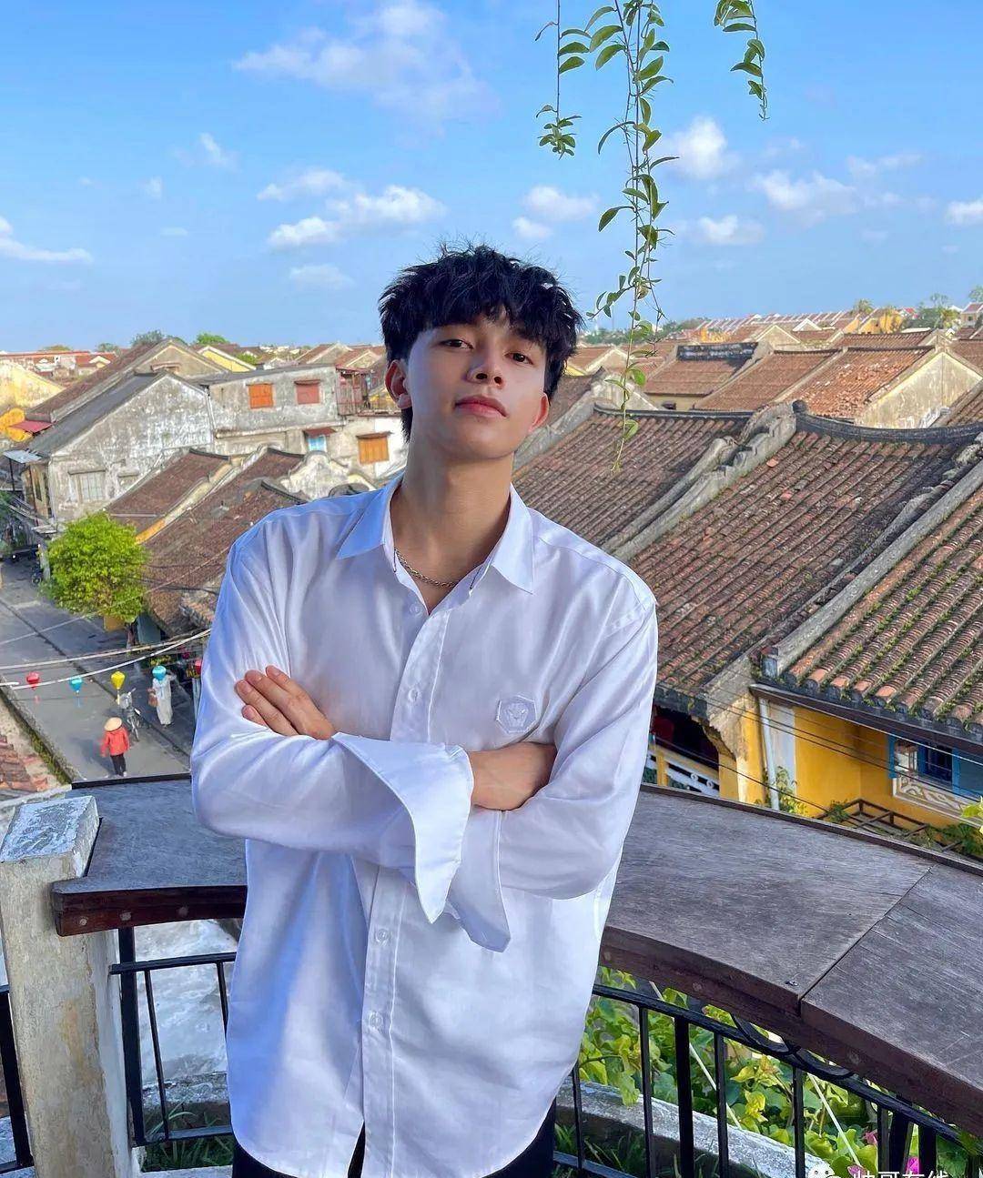 原创撞脸宋威龙的薄肌小奶狗穿紧身衣爆红这身子我馋了