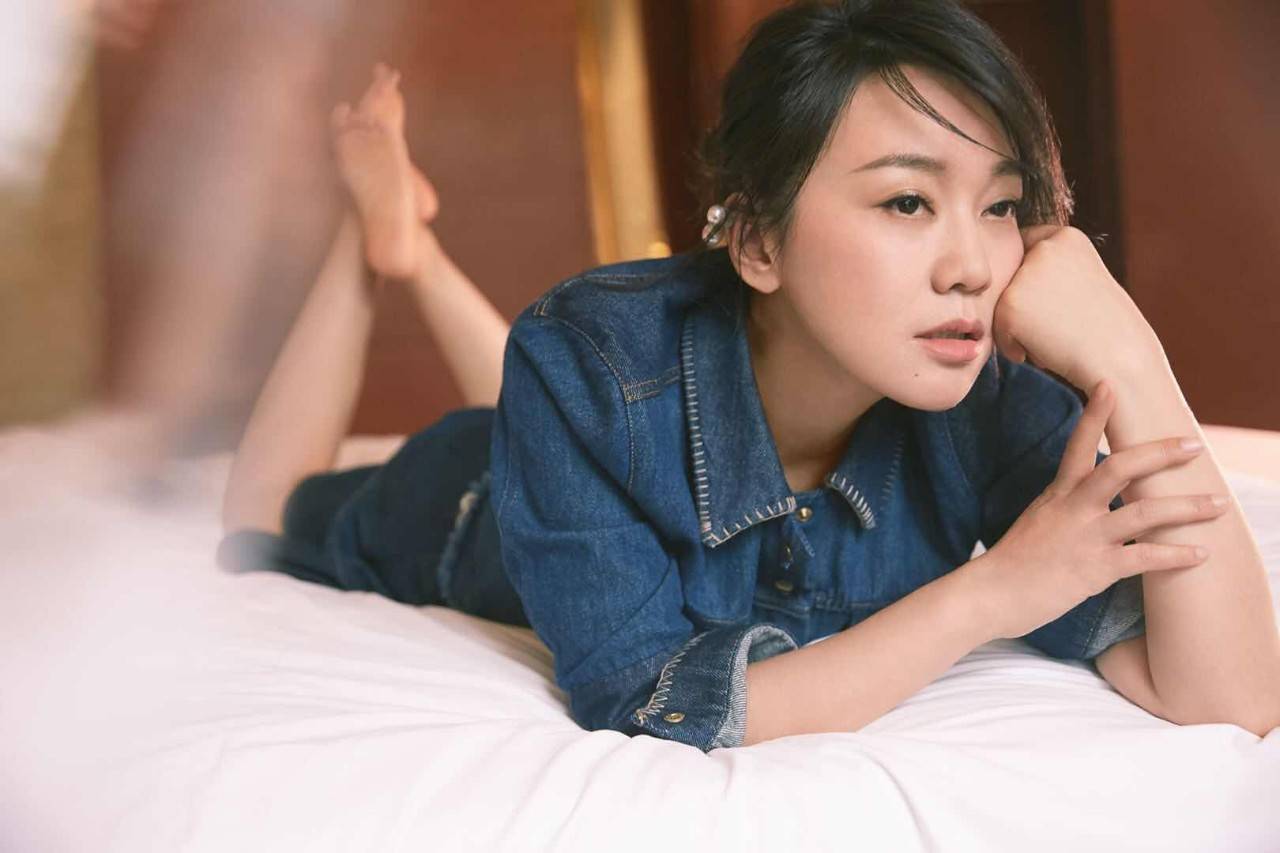 原创佟掌柜闫妮的奇葩上位史和她的3任小男友