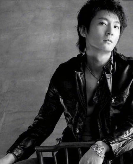 自然颜值是必要门槛,而那时的郭京飞也远远和发福扯不上边,身材也是吹