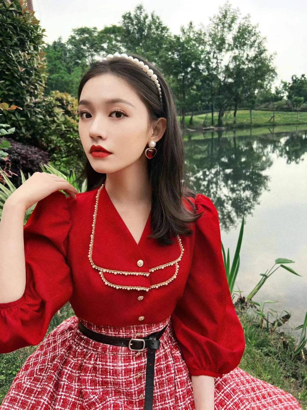 林允越来越漂亮红丝绒衬衫明丽复古搭配珍珠发箍变身摩登女郎