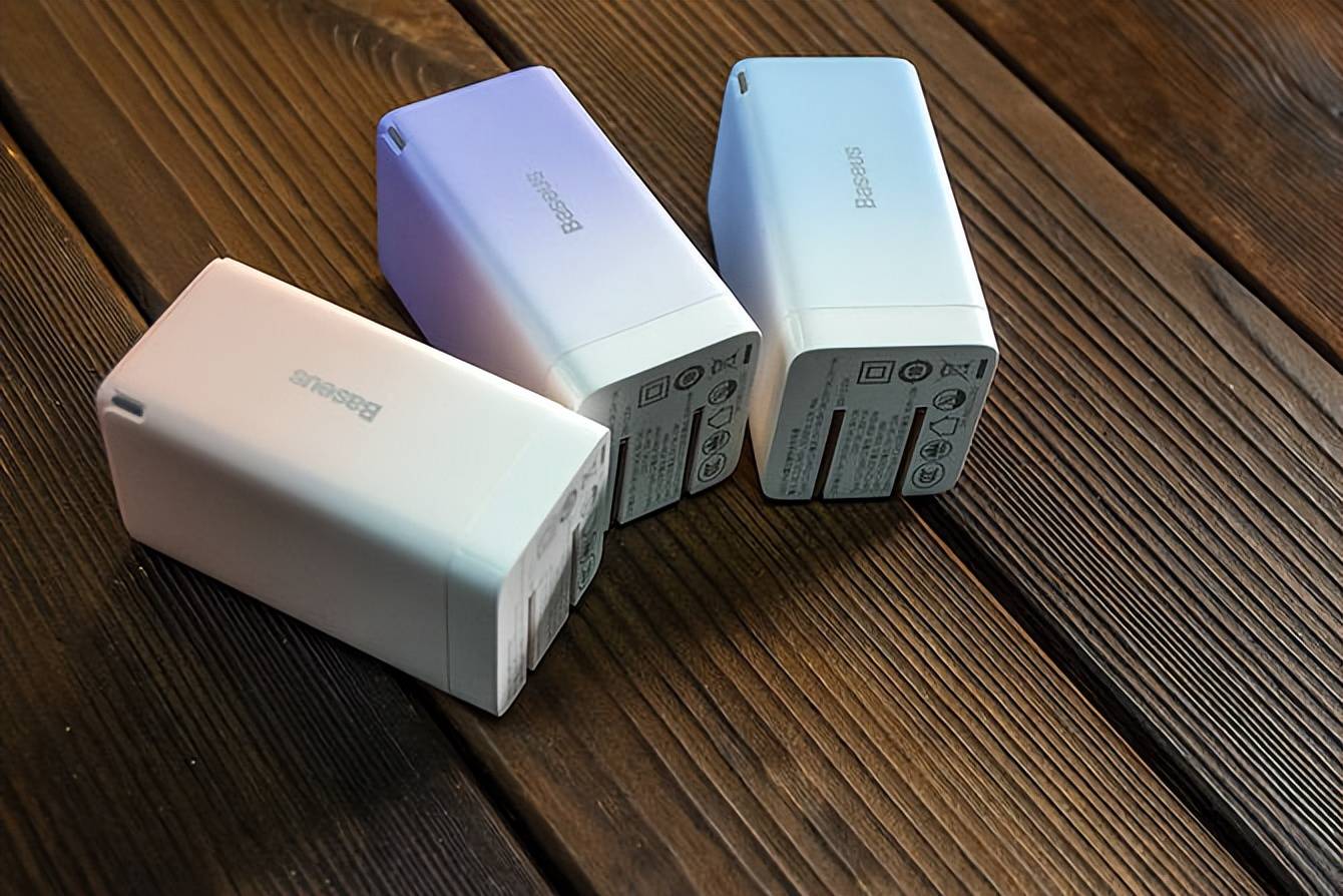 倍思氮化镓快充充电器65w能同时给三部手机充电