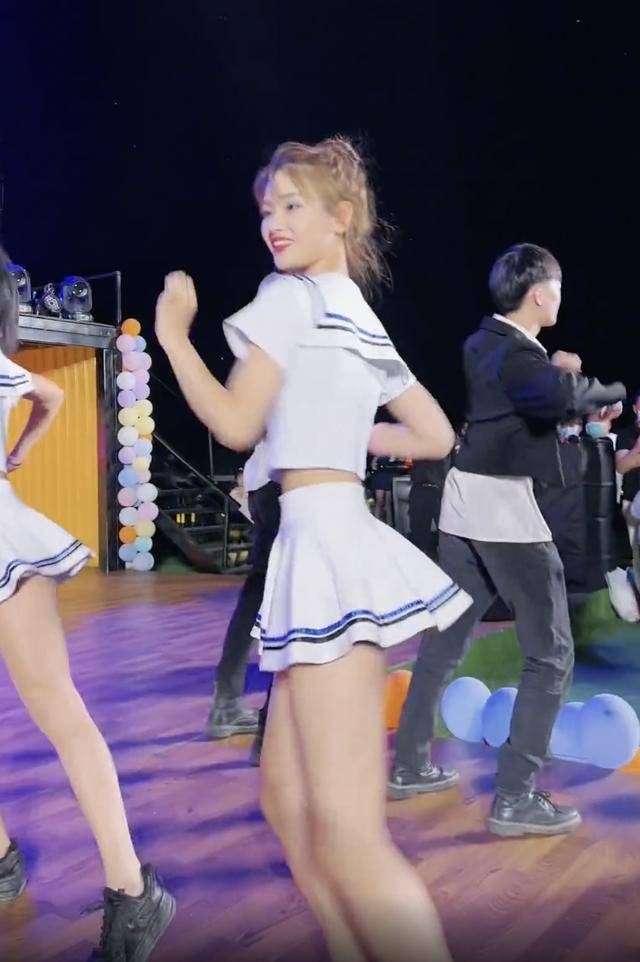 7名女子穿短裙在舞台跳舞,被男顾客拍裙底,引发网友热议_美女_女生