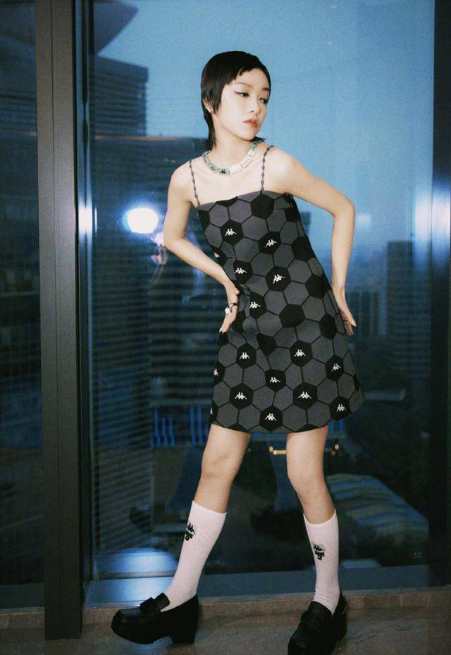 原创35岁郭采洁出镜观看月亮挖空背心解锁夏日新造型身材无可挑剔