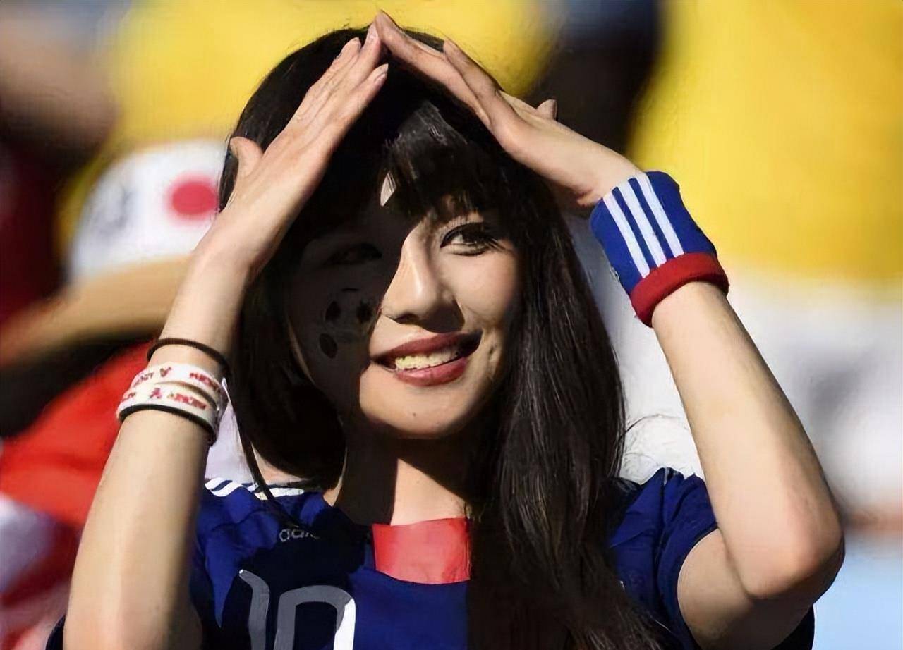 原创世界杯不只是足球的盛宴32强各国女球迷看台上争奇斗艳